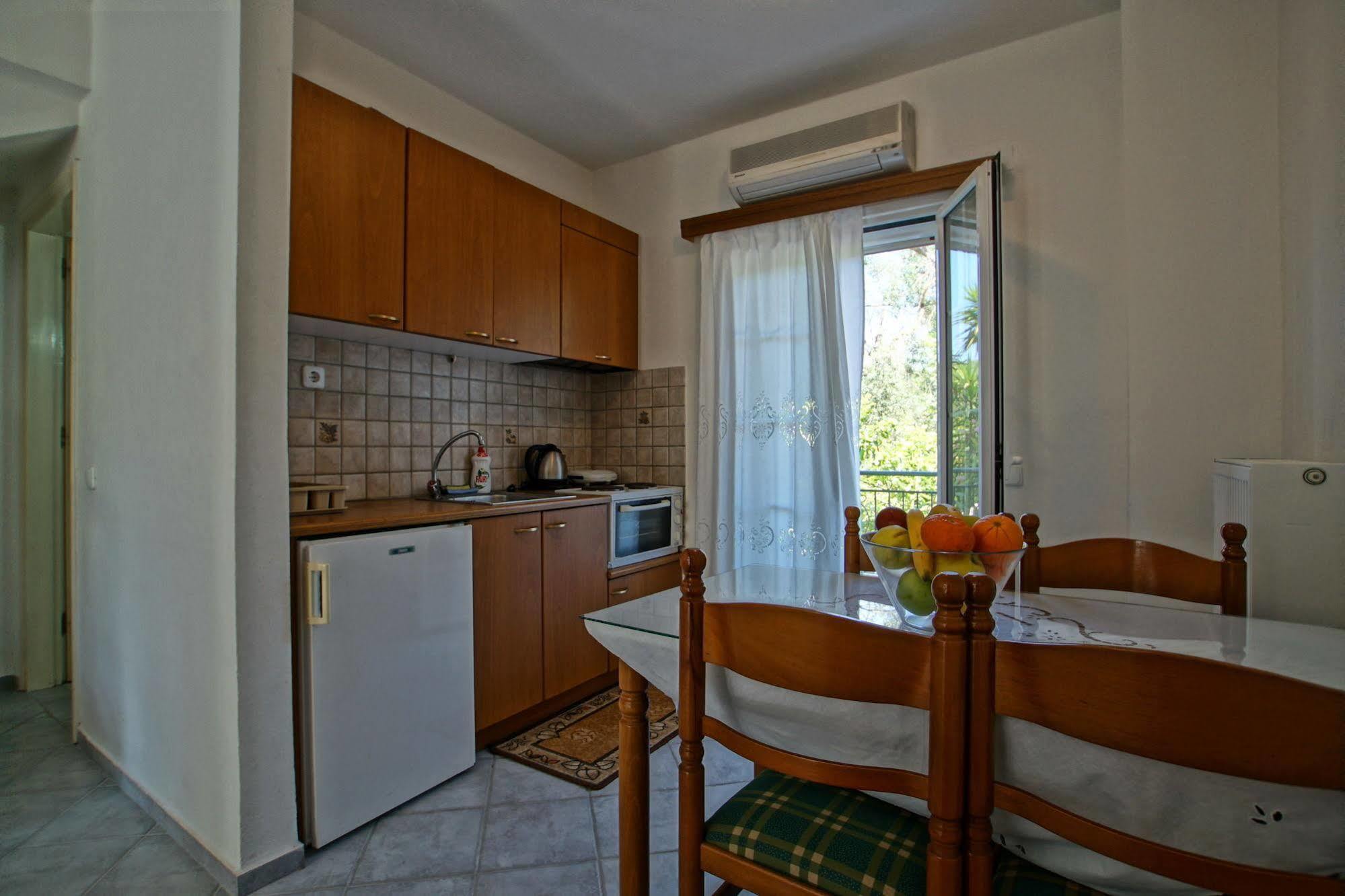 Chrisanthi Apartments Sívota Buitenkant foto